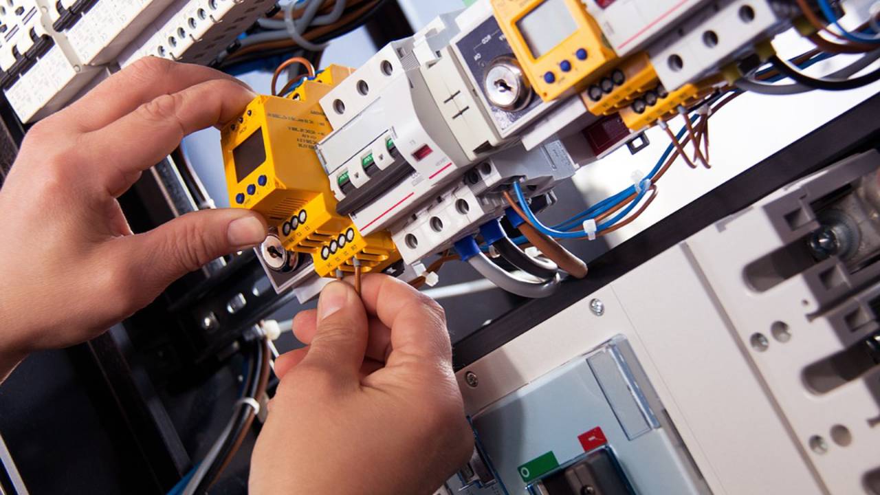 Umschulung zum Elektroniker: Karriere-Neuorientierung zum Elektroniker